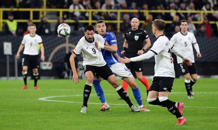 Tim Kleindienst im Zweikampf mit Alessandro Buongiorno, Maximilian Mittelstädt Aktion Spielszene Fußball Fussball Nations League Länderspiel Nationalmannschaft DFB Herren Saison 2024 2025 23.03.2025 Deutschland GER vs. Italien ITA DFL regulations prohibit any use of photographs as image sequences and or quasi-video.