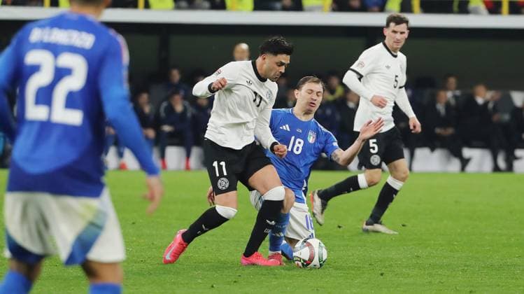 Nadiem Amiri am Ball, Nicolo Barella Zweikampf Spielszene Aktion Fußball Fussball Nations League Länderspiel Nationalmannschaft DFB Herren Saison 2024 2025 23.03.2025 Deutschland GER vs. Italien ITA DFL regulations prohibit any use of photographs as image sequences and or quasi-video.