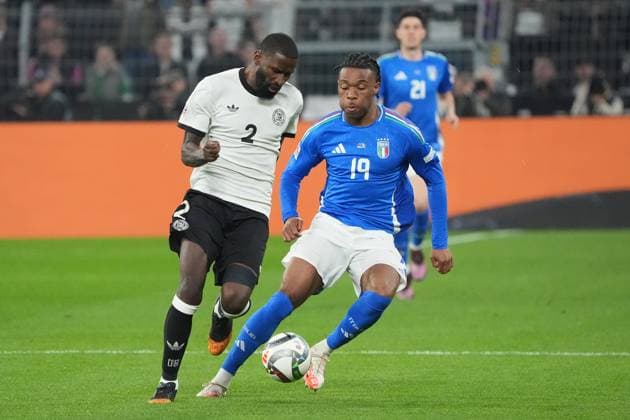 Zweikampf Antonio Rüdiger (Deutschland Germany, 2) gegen Iyenoma Udogie (Italien, Italy, Italia, 19) - Dortmund 23.03.2025: Deutschland vs. Italien, UEFA Nations League Viertelfinale Rückspiel, Signal Iduna Park