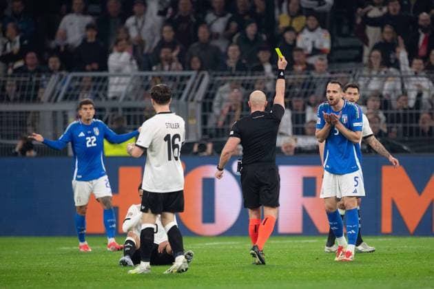 Schiedsrichter Szymon MARCINIAK (POL) zeigt Riccardo CALAFIORI (ITA) die gelbe Karte, Verwarnung Fussball UEFA Nations League Viertelfinale, Round of 8, Deutschland (GER) - Italien (ITA) 3-3 am 23.03.2024 im Signal Iduna Park Dortmund,