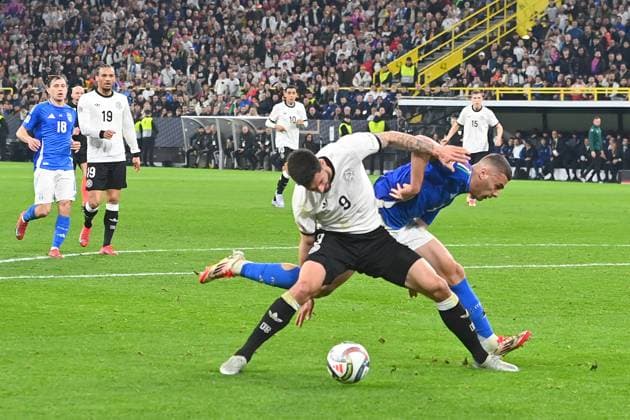 Alessandro BUONGIORNO (ITA) foult Tim KLEINDIENST (GER) zum Elfmeter,Strafstoss Aktion,Zweikampf,Foul. Fussball Nations League Viertelfinale Deutschland (GER) - Italien (ITA) 3-3 am 23.03.2025, Signal Iduna Park