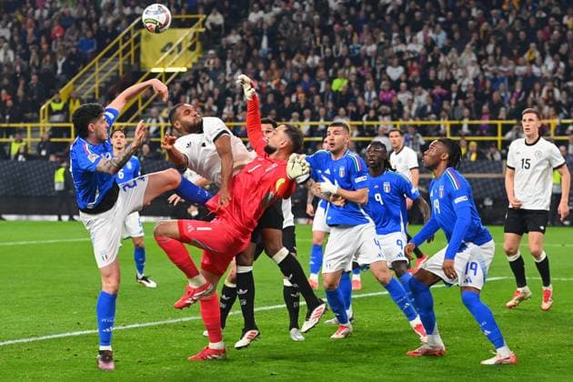 Strafraumszene mit Jonathan Tah (GER) ,Aktion,Zweikampf gegen Torwart Gianluigi DONNARUMMA (ITA) und Alessandro BASTONI (ITA). Fussball Nations League Viertelfinale Deutschland (GER) - Italien (ITA) 3-3 am 23.03.2025, Signal Iduna Park