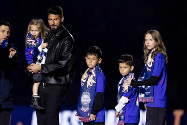 Olivier Giroud reçoit un hommage au Stade de France avant le match France - Croatie Olivier Giroud, entouré de ses enfants Aria, Aaron, Evan et Jade, reçoit un hommage au Stade de France avant le Quart de finale de la Ligue des Nations de l UEFA 2025 France - Croatie (2-0 tab 5-4) au Stade de France à Saint-Denis, le 23 mars 2025. Cyril Moreau Bestimage Olivier Giroud, surrounded by his children Aria, Aaron, Evan and Jade, receives a tribute at the Stade de France before the 2025 UEFA Nations League Quarter-final France - Croatia (2-0 5-4 on penalty shootout) at the Stade de France in Saint-Denis, on March 23, 2025. Saint-Denis France Copyright: xCYRILxMOREAUx xBESTIMAGExCYRILxMOREAUx xBESTIMAGEx
