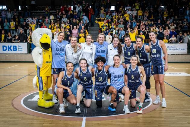 Sport Themen der Woche KW12 SPORT Bilder des Tages Basketball Berlin 23.03.2025 Saison 2024 2025 DBBL 1. Bundesliga Playoffs Viertelfinale Spiel 2 Alba Berlin - SYNTAINICS MBC Jubel Alba Albatros Maskottchen Emily Kiser (Alba, No.33) Marie Bertholdt (Alba, No.04) Lucy Reuß (Alba, No.05) Reuss Nina Rosemeyer (Alba, No.11) Leoni Kreyenfeld (Alba, No.07) Theresa Simon (Alba, No.03) Stefanie Grigoleit (Alba, No.02) Maggie Mulligan (Alba, No.00) Margaret vorne: Nafi Harz (Alba, No.01) Henriette Höfermann (Alba, No.08) Deeshyra Thomas (Alba, No.21) Lena Gohlisch (Alba, No.12) Tessa Stammberger (Alba, No.06) *** Basketball Berlin 23 03 2025 Season 2024 2025 DBBL 1 Bundesliga Playoffs Quarterfinals Game 2 Alba Berlin SYNTAINICS MBC Jubel Alba Albatros Mascot Emily Kiser Alba, No 33 Marie Bertholdt Alba, No 04 Lucy Reuß Alba, No 05 Reuss Nina Rosemeyer Alba, No 11 Leoni Kreyenfeld Alba, No 07 Theresa Simon Alba, No 03 Stefanie Grigoleit Alba, No 02 Maggie Mulligan Alba, No 00 Margaret vorn Nafi Harz Alba, No 01 Henriette Höfermann Alba, No 08 Deeshyra Thomas Alba, No 21 Lena Gohlisch Alba, No 12 Tessa Stammberger Alba, No 06
