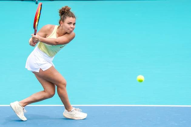 March 24, 2025, Miami, Florida, USA: Jasmine Paolini (ITA) returns a shot to Naomi Osaka (not pictured) during the women s singles fourth round match at the 2025 Miami Open presented by Itau at Hard Rock Stadium. Miami USA - ZUMAw109 20250324_fap_w109_011 Copyright: xDebbyxWongx