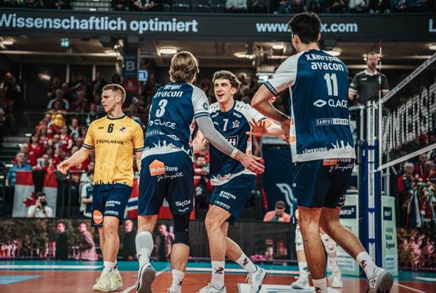 Volleyball Herren Saison 2024 2025 Volleyball Bundesliga Playoff Viertelfinale Spiel 1 SVG Lüneburg vs. FT 1844 Freiburg 24.03.2025 Joscha Kunstmann ( 7 SVG Lüneburg) jubelt mit Xander Wolf Wassenaar Ketrzynski ( 11 SVG Lüneburg) und Michael Patrick Wright ( 3 SVG Lüneburg) Lüneburg LKH Arena Niedersachsen Deutschland