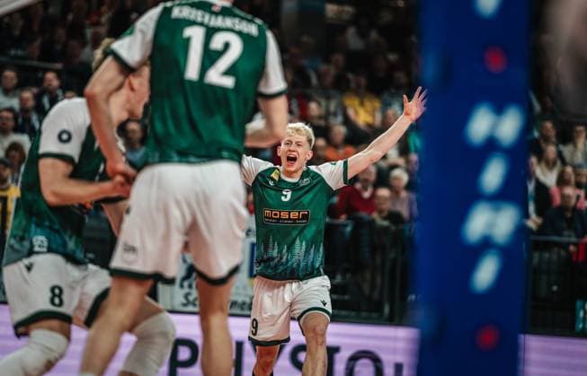 Volleyball Herren Saison 2024 2025 Volleyball Bundesliga Playoff Viertelfinale Spiel 1 SVG Lüneburg vs. FT 1844 Freiburg 24.03.2025 Fabian Hosch ( 9 FT 1844 Freiburg) jubelt mit der Mannschaft Lüneburg LKH Arena Niedersachsen Deutschland