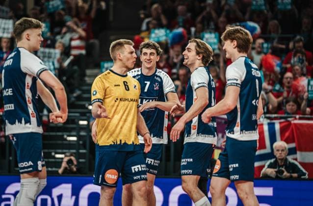 Volleyball Herren Saison 2024 2025 Volleyball Bundesliga Playoff Viertelfinale Spiel 1 SVG Lüneburg vs. FT 1844 Freiburg 24.03.2025 Die Mannschaft der SVG Lüneburg jubelt Lüneburg LKH Arena Niedersachsen Deutschland