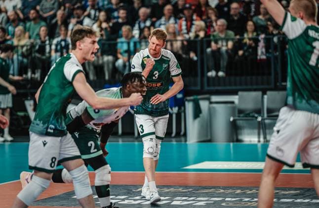 Volleyball Herren Saison 2024 2025 Volleyball Bundesliga Playoff Viertelfinale Spiel 1 SVG Lüneburg vs. FT 1844 Freiburg 24.03.2025 Die Mannschaft des FT 1844 Freiburg jubelt Lüneburg LKH Arena Niedersachsen Deutschland