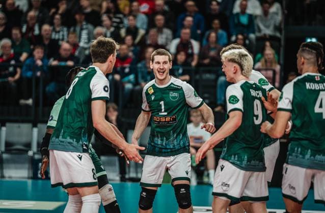 Volleyball Herren Saison 2024 2025 Volleyball Bundesliga Playoff Viertelfinale Spiel 1 SVG Lüneburg vs. FT 1844 Freiburg 24.03.2025 Die Mannschaft des FT 1844 Freiburg jubelt mit Luc Hartmann ( 1 FT 1844 Freiburg) Lüneburg LKH Arena Niedersachsen Deutschland