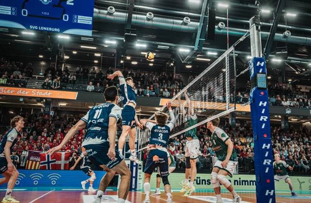 Volleyball Herren Saison 2024 2025 Volleyball Bundesliga Playoff Viertelfinale Spiel 1 SVG Lüneburg vs. FT 1844 Freiburg 24.03.2025 Xander Wolf Wassenaar Ketrzynski ( 11 SVG Lüneburg) gegen den Block des FT 1844 Freiburg Lüneburg LKH Arena Niedersachsen Deutschland