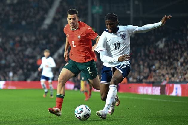 England Under 21 v Portugal U21, U 21 International Friendly, Länderspiel, Nationalmannschaft Sam Iling-Junior of England Under 21 and Rodrigo Pinheiro of Portugal U21 during the International Friendly match at The Hawthorns, West Bromwich UK Newspapers OUT Copyright: xMartinxCobbx FIL-21626-0031