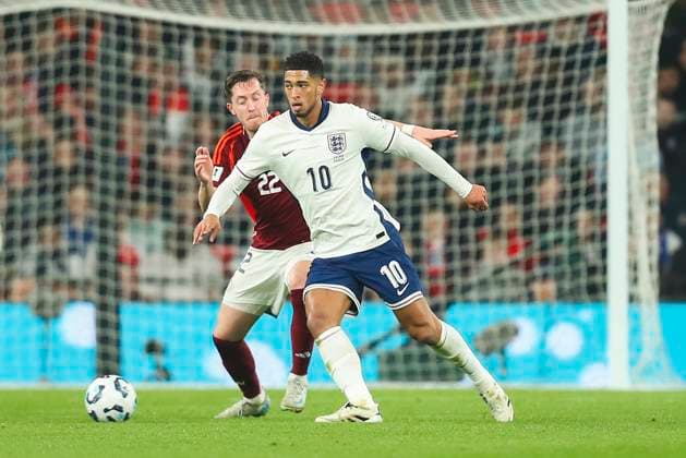 England v Latvia Jude Bellingham of England passes in while watched by Aleksejs Saveljevs of Latvia during the England v Latvia UEFA World Cup Qualifier Group K match at Wembley Stadium, London, England, United Kingdom on 24 March 2025 Credit: Katie Chan Every Second Media Editorial use only. All images are copyright Every Second Media Limited. No images may be reproduced without prior permission. Copyright: xIMAGO EveryxSecondxMediax ESM-1391-0027 KatiexChanx xEveryxSecondxMediax