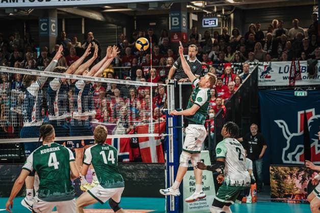 Volleyball Herren Saison 2024 2025 Volleyball Bundesliga Playoff Viertelfinale Spiel 1 SVG Lüneburg vs. FT 1844 Freiburg 24.03.2025 Yannick Harms ( 3 FT 1844 Freiburg) gegen den Lüneburger Dreierblock Lüneburg LKH Arena Niedersachsen Deutschland