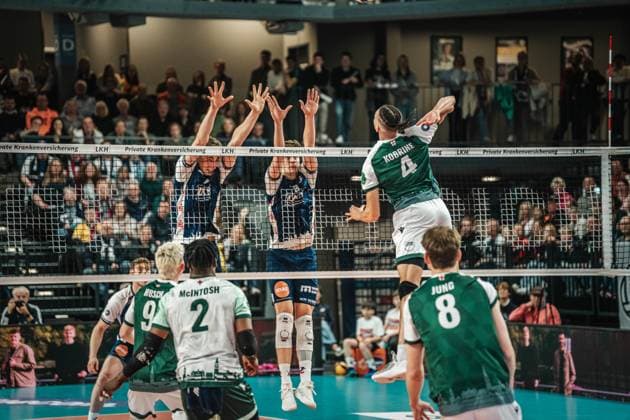 Volleyball Herren Saison 2024 2025 Volleyball Bundesliga Playoff Viertelfinale Spiel 1 SVG Lüneburg vs. FT 1844 Freiburg 24.03.2025 Kevin Kobrine ( 4 FT 1844 Freiburg) gegen den Block von Joscha Kunstmann ( 7 SVG Lüneburg) und Theo Mohwinkel ( 8 SVG Lüneburg) Lüneburg LKH Arena Niedersachsen Deutschland