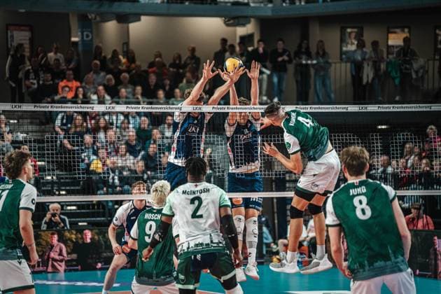 Volleyball Herren Saison 2024 2025 Volleyball Bundesliga Playoff Viertelfinale Spiel 1 SVG Lüneburg vs. FT 1844 Freiburg 24.03.2025 Kevin Kobrine ( 4 FT 1844 Freiburg) gegen den Block von Joscha Kunstmann ( 7 SVG Lüneburg) und Theo Mohwinkel ( 8 SVG Lüneburg) Lüneburg LKH Arena Niedersachsen Deutschland