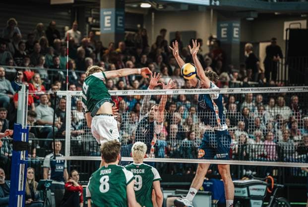 Volleyball Herren Saison 2024 2025 Volleyball Bundesliga Playoff Viertelfinale Spiel 1 SVG Lüneburg vs. FT 1844 Freiburg 24.03.2025 Charles Figy ( 14 FT 1844 Freiburg) gegen den Block von Michael Patrick Wright ( 3 SVG Lüneburg) und Joscha Kunstmann ( 7 SVG Lüneburg) Lüneburg LKH Arena Niedersachsen Deutschland
