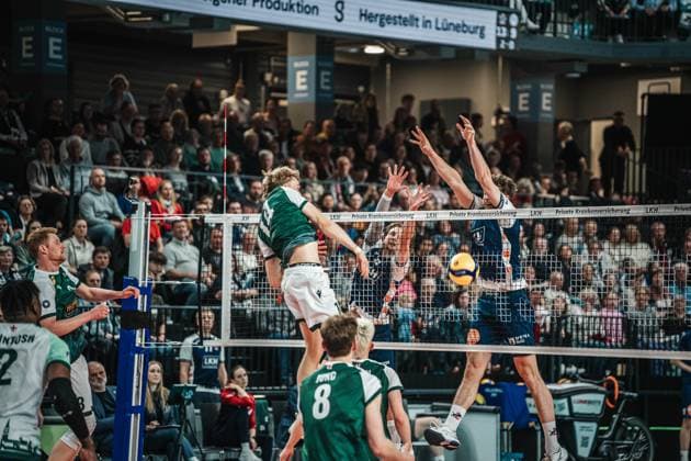 Volleyball Herren Saison 2024 2025 Volleyball Bundesliga Playoff Viertelfinale Spiel 1 SVG Lüneburg vs. FT 1844 Freiburg 24.03.2025 Charles Figy ( 14 FT 1844 Freiburg) wird im Block von Michael Patrick Wright ( 3 SVG Lüneburg) und Joscha Kunstmann ( 7 SVG Lüneburg) gestoppt Lüneburg LKH Arena Niedersachsen Deutschland
