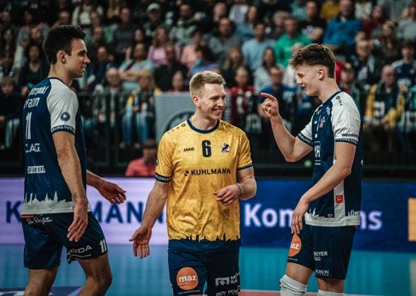 Volleyball Herren Saison 2024 2025 Volleyball Bundesliga Playoff Viertelfinale Spiel 1 SVG Lüneburg vs. FT 1844 Freiburg 24.03.2025 Theo Mohwinkel ( 8 SVG Lüneburg) und Gage Thomas Worsley ( 6 SVG Lüneburg) lachen Lüneburg LKH Arena Niedersachsen Deutschland