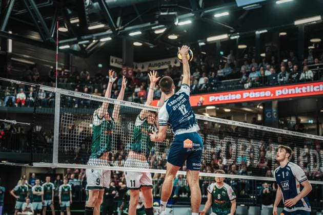 Volleyball Herren Saison 2024 2025 Volleyball Bundesliga Playoff Viertelfinale Spiel 1 SVG Lüneburg vs. FT 1844 Freiburg 24.03.2025 Cole Sybren Wassenaar Ketrzynski ( 12 SVG Lüneburg) gegen den Block von Fabian Hosch ( 9 FT 1844 Freiburg) und Karl-Lennart Klehm ( 11 FT 1844 Freiburg) Lüneburg LKH Arena Niedersachsen Deutschland
