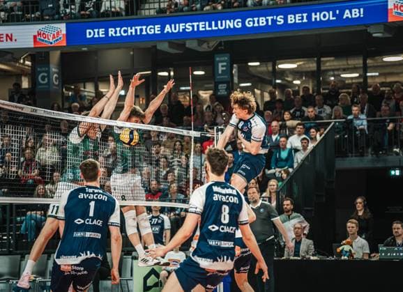 Volleyball Herren Saison 2024 2025 Volleyball Bundesliga Playoff Viertelfinale Spiel 1 SVG Lüneburg vs. FT 1844 Freiburg 24.03.2025 Oskar Alve Espeland ( 9 SVG Lüneburg) punktet gegen den Freiburger Doppelblock Lüneburg LKH Arena Niedersachsen Deutschland