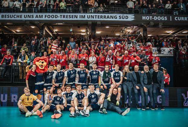 Sport Themen der Woche KW13 Sport Bilder des Tages Volleyball Herren Saison 2024 2025 Volleyball Bundesliga Playoff Viertelfinale Spiel 1 SVG Lüneburg vs. FT 1844 Freiburg 24.03.2025 Mannschaftsfoto der SVG Lüneburg nach dem Playoff Sieg gegen den FT 1844 Freiburg Lüneburg LKH Arena Niedersachsen Deutschland *** Volleyball Men Season 2024 2025 Volleyball Bundesliga Playoff Quarterfinals Game 1 SVG Lüneburg vs FT 1844 Freiburg 24 03 2025 Team photo of SVG Lüneburg after the playoff victory against FT 1844 Freiburg Lüneburg LKH Arena Niedersachsen Germany