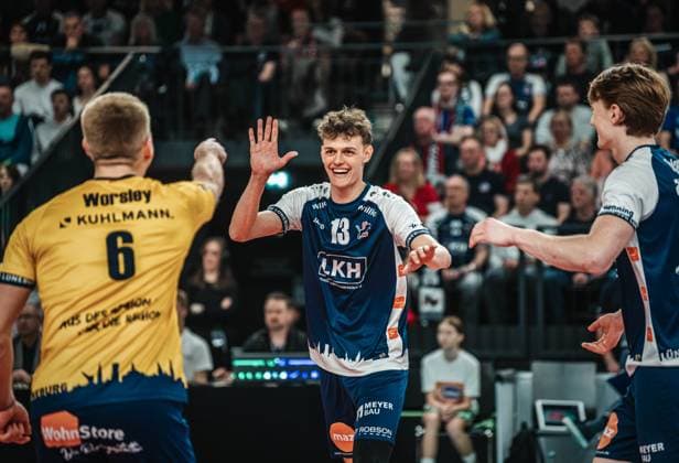 Volleyball Herren Saison 2024 2025 Volleyball Bundesliga Playoff Viertelfinale Spiel 1 SVG Lüneburg vs. FT 1844 Freiburg 24.03.2025 Neo Laumann ( 13 SVG Lüneburg) jubelt mit Gage Thomas Worsley ( 6 SVG Lüneburg) Lüneburg LKH Arena Niedersachsen Deutschland