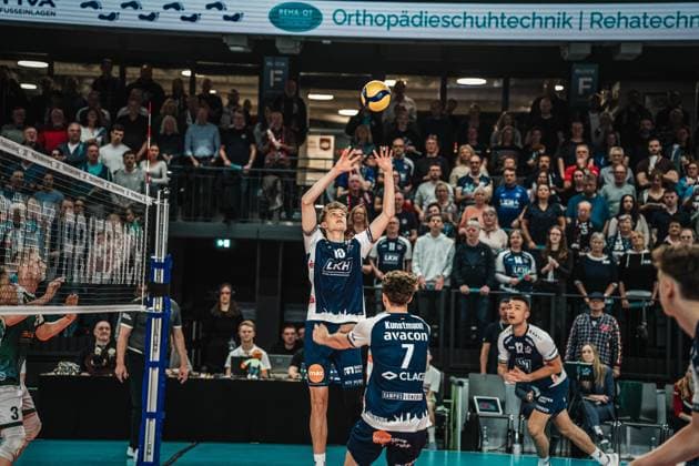 Volleyball Herren Saison 2024 2025 Volleyball Bundesliga Playoff Viertelfinale Spiel 1 SVG Lüneburg vs. FT 1844 Freiburg 24.03.2025 Neo Laumann ( 13 SVG Lüneburg) spielt den Ball zu Lüneburg LKH Arena Niedersachsen Deutschland