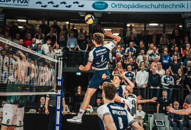 Volleyball Herren Saison 2024 2025 Volleyball Bundesliga Playoff Viertelfinale Spiel 1 SVG Lüneburg vs. FT 1844 Freiburg 24.03.2025 Joscha Kunstmann ( 7 SVG Lüneburg) greift den Ball an Lüneburg LKH Arena Niedersachsen Deutschland