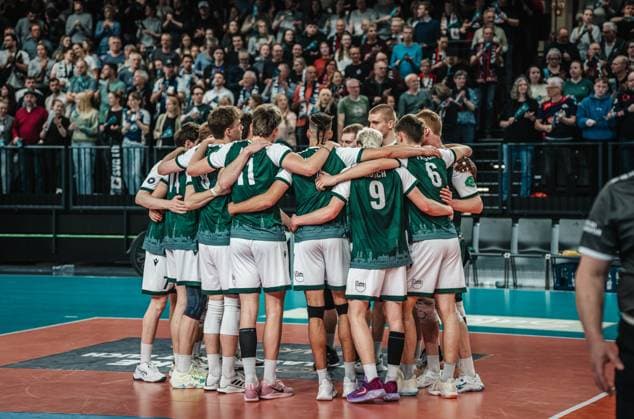 Volleyball Herren Saison 2024 2025 Volleyball Bundesliga Playoff Viertelfinale Spiel 1 SVG Lüneburg vs. FT 1844 Freiburg 24.03.2025 Die Mannschaft des FT 1844 Freiburg kommt nach der Niederlage gegen die SVG Lüneburg zusammen Lüneburg LKH Arena Niedersachsen Deutschland
