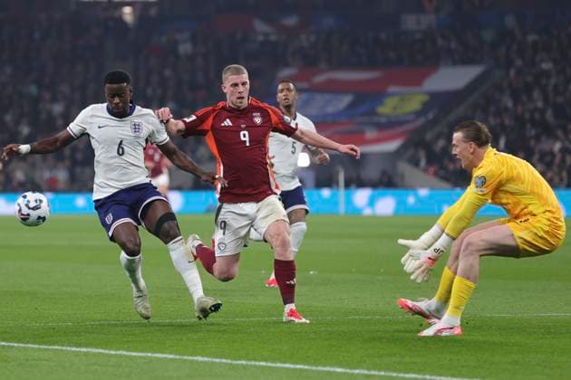 England v Latvia 2026 FIFA World Cup, WM, Weltmeisterschaft, Fussball Qualifiers Vladislavs Gutkovskis of Latvia capitalises on a mix up between Jordan Pickford of England and Marc Guehi of England but misses the target with his shot during the 2026 FIFA World Cup Qualifiers Group K match at Wembley Stadium, London UK Newspapers OUT Copyright: xPaulxChestertonx FIL-21625-0044