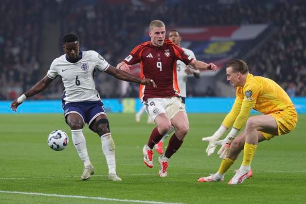 England v Latvia 2026 FIFA World Cup, WM, Weltmeisterschaft, Fussball Qualifiers Vladislavs Gutkovskis of Latvia capitalises on a mix up between Jordan Pickford of England and Marc Guehi of England but misses the target with his shot during the 2026 FIFA World Cup Qualifiers Group K match at Wembley Stadium, London UK Newspapers OUT Copyright: xPaulxChestertonx FIL-21625-0045