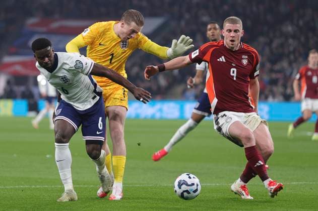 England v Latvia 2026 FIFA World Cup, WM, Weltmeisterschaft, Fussball Qualifiers Vladislavs Gutkovskis of Latvia capitalises on a mix up between Jordan Pickford of England and Marc Guehi of England but misses the target with his shot during the 2026 FIFA World Cup Qualifiers Group K match at Wembley Stadium, London UK Newspapers OUT Copyright: xPaulxChestertonx FIL-21625-0049