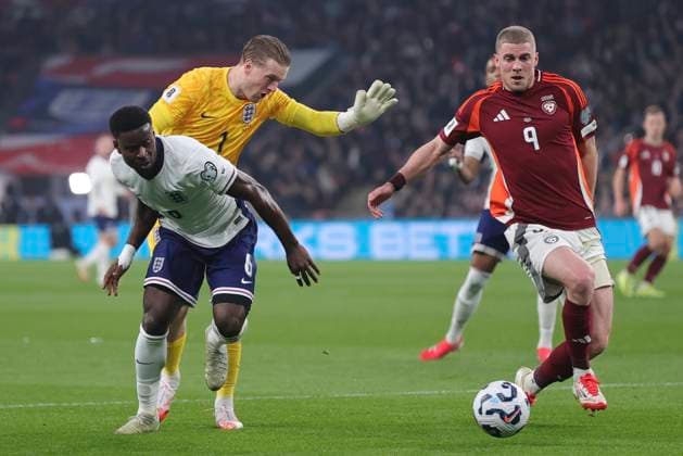 Sport Bilder des Tages England v Latvia 2026 FIFA World Cup, WM, Weltmeisterschaft, Fussball Qualifiers Vladislavs Gutkovskis of Latvia capitalises on a mix up between Jordan Pickford of England and Marc Guehi of England but misses the target with his shot during the 2026 FIFA World Cup Qualifiers Group K match at Wembley Stadium, London UK Newspapers OUT Copyright: xPaulxChestertonx FIL-21625-0050