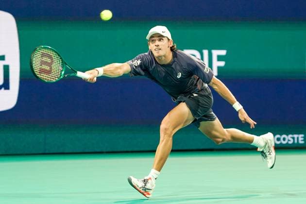 March 24, 2025, Miami, Florida, USA: Alex deMinaur (AUS) returns a shot to Joao Fonseca (not pictured) during the men s singles third round match at the 2025 Miami Open presented by Itau at Hard Rock Stadium. Miami USA - ZUMAw109 20250324_fap_w109_059 Copyright: xDebbyxWongx