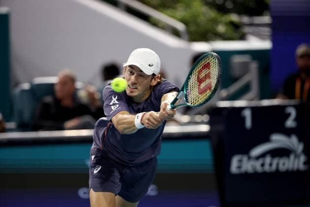 March 24, 2025, Miami Gardens, Florida, United States Of America: MIAMI GARDENS, FLORIDA - MARCH 24: Alex de Minaur of Australia defeats Joao Fonseca of Brazil during their match on day 7 of the Miami Open at Hard Rock Stadium on March 24, 2025 in Miami Gardens, Florida. ...People: Alex de Minaur Miami Gardens United States Of America - ZUMAs214 20250324_ada_s214_006 Copyright: xSMGx