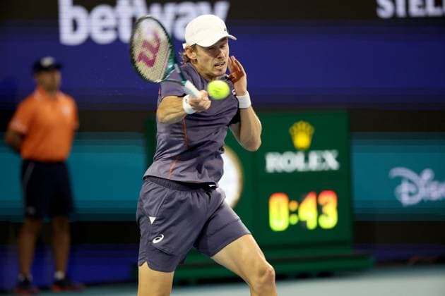 March 24, 2025, Miami Gardens, Florida, United States Of America: MIAMI GARDENS, FLORIDA - MARCH 24: Alex de Minaur of Australia defeats Joao Fonseca of Brazil during their match on day 7 of the Miami Open at Hard Rock Stadium on March 24, 2025 in Miami Gardens, Florida. ...People: Alex de Minaur Miami Open 2025 - Day 7  - ZUMAs214 20250324_ada_s214_023 Copyright: xSMGx