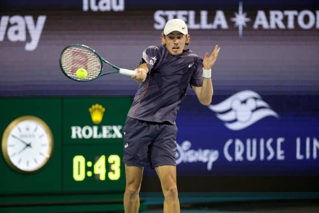 March 24, 2025, Miami Gardens, Florida, United States Of America: MIAMI GARDENS, FLORIDA - MARCH 24: Alex de Minaur of Australia defeats Joao Fonseca of Brazil during their match on day 7 of the Miami Open at Hard Rock Stadium on March 24, 2025 in Miami Gardens, Florida. ...People: Alex de Minaur Miami Gardens United States Of America - ZUMAs214 20250324_ada_s214_030 Copyright: xSMGx