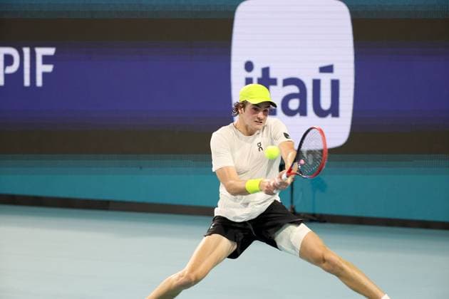 March 24, 2025, Miami Gardens, Florida, United States Of America: MIAMI GARDENS, FLORIDA - MARCH 24: Alex de Minaur of Australia defeats Joao Fonseca of Brazil during their match on day 7 of the Miami Open at Hard Rock Stadium on March 24, 2025 in Miami Gardens, Florida. ...People: Joao Fonseca Miami Gardens United States Of America - ZUMAs214 20250324_ada_s214_037 Copyright: xSMGx