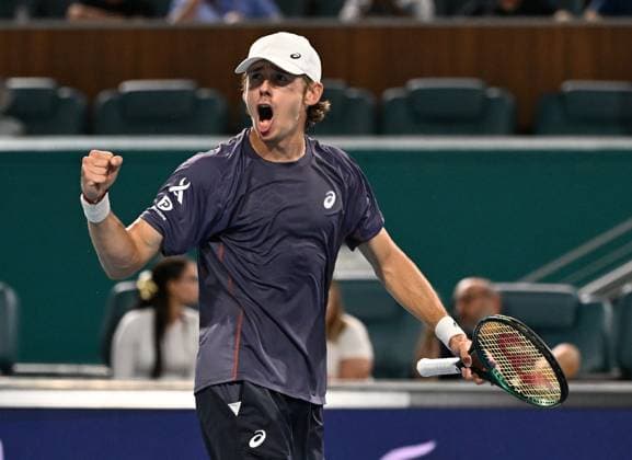 Sport Bilder des Tages MIAMI GARDENS FL - MARCH 24: Joao Fonseca Vs Alex de Minaur during The Miami Open at Hard Rock Stadium on March 24, 2025 in Miami Gardens, Florida. Copyright: xmpi04x