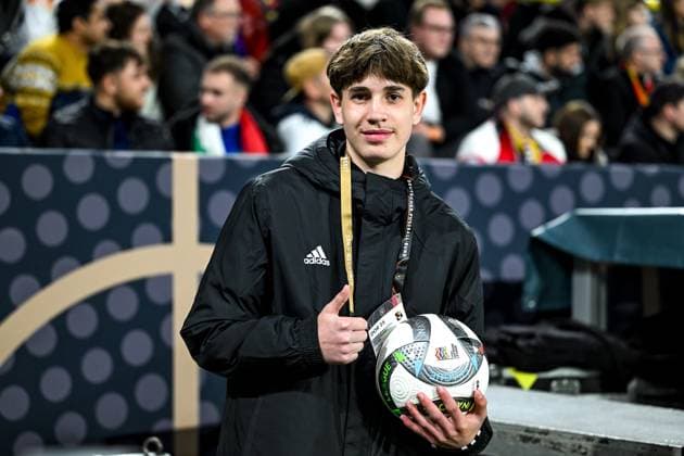 Der Balljunge Noel Urbaniak der Joshua Kimmich, den Ball zum Eckball zum Tor zu geworfen hat GER, Deutschland (GER) vs Italien (ITA), Fussball, UEFA Nations League Viertelfinale Runde 2, 23.03.2025. GER, Deutschland (GER) vs Italien (ITA), Fussball Laenderspiel, UEFA Nations League Viertelfinale Runde2, 2024 2025, 23.03.2025. Dortmund Copyright: xEibner-Pressefoto FlorianxWiegandx EP_FWD
