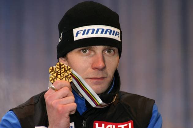 Archivbilder der Woche SPORT KW13 Hier im Bild Janne Ahonen (FIN) der bei der Nordischen Weltmeisterschaft die Goldmedaille, Weltmeister auf der Normalschanze gewonnen hat, hier mit der Medaille im Bild, Skispringen, Sprunglauf *** Here in the picture Janne Ahonen FIN who won the gold medal at the Nordic World Championships, world champion on the normal hill, here with the medal in the picture, ski jumping, ski jumping