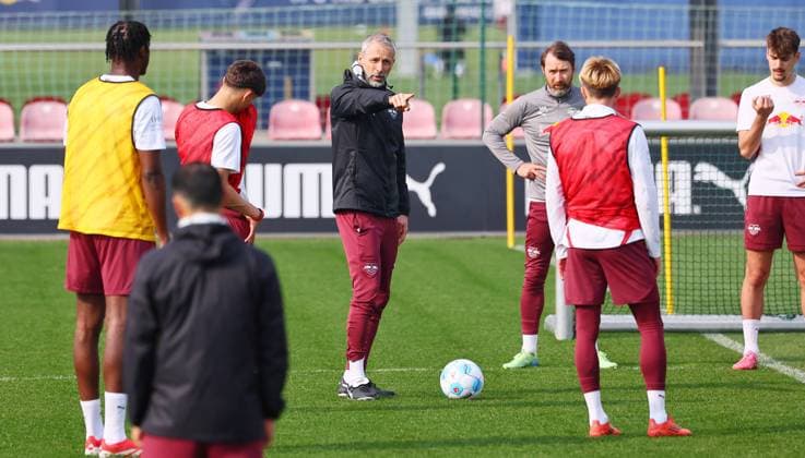 RB Leipzig - Training Bundesliga Leipzig, 25.03.2025, RBL Trainingszentrum, Fußball Bundesliga , RB LEIPZIG Training , Im Bild: Trainer Marco Rose (mi., RB Leipzig) , Nur zur redaktionellen Nutzung. Only editorial use. ,