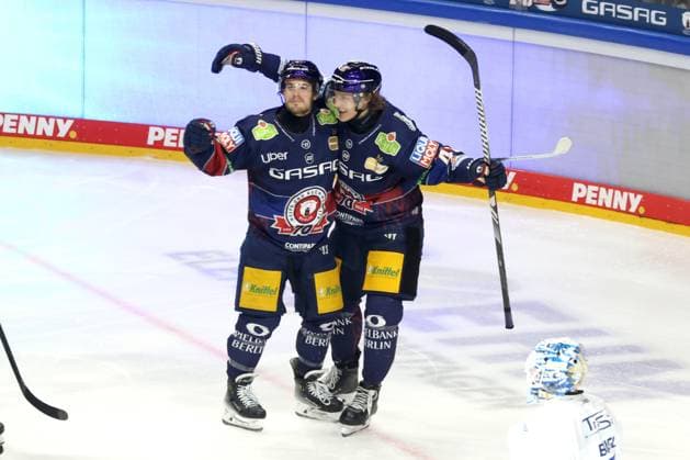 Sport Themen der Woche KW13 Sport Bilder des Tages Eishockey, DEL, Playoffs, Eisbären Berlin - Straubing Tigers DEU, DEL, 1.EBL, Eisbaeren vs. Straubingen Tigers, 25.03.2025, Uber-Arena, Berlin, DEU, DEL, 1.EBL, Eisbaeren vs. Straubingen Tigers, im Bild 3:1 durch Ty Ronning (Eisbaeren Berlin 9), Korbinian Geibel (Eisbaeren Berlin 40) Foto: Juergen Engler nordphoto GmbH *** DEU, DEL, 1 EBL, Eisbaeren vs Straubingen Tigers, 25 03 2025, Uber Arena, Berlin, DEU, DEL, 1 EBL, Eisbaeren vs Straubingen Tigers, in the picture 3 1 by Ty Ronning Eisbaeren Berlin 9 , Korbinian Geibel Eisbaeren Berlin 40 Foto Juergen Engler nordphoto GmbH nordphotoxGmbHx xEngler nph00076