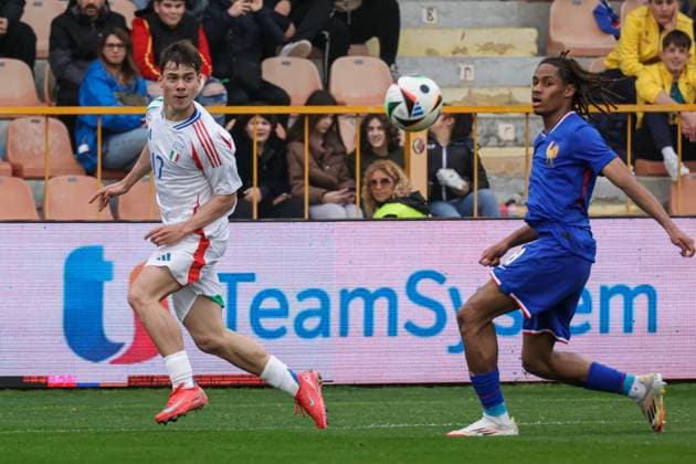 Catanzaro, Italy, 25th March 2025, Nicola Ceravolo Stadium: Lorenzo Venturino (17 Italy) provides the assist to Francesco Camarda (9 Italy) during the UEFA Under-19 Championship 2025, Elite Round, Group 5, match between Italy and France at Nicola Ceravolo Stadium, Italy. Francesco Farina SPP (FRANCESCO FARINA SPP) Copyright: xFRANCESCOxFARINAx xSPPx spp-en-FrFa-_O2A3552