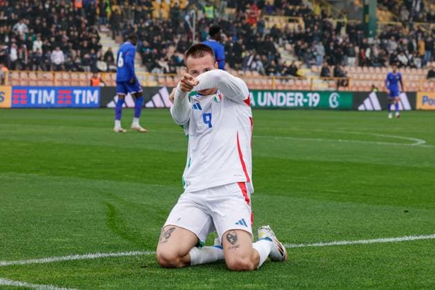 Catanzaro, Italy, 25th March 2025, Nicola Ceravolo Stadium: Francesco Camarda (9 Italy) scores and celebrates after goal during the UEFA Under-19 Championship 2025, Elite Round, Group 5, match between Italy and France at Nicola Ceravolo Stadium, Italy. Francesco Farina SPP (FRANCESCO FARINA SPP) Copyright: xFRANCESCOxFARINAx xSPPx spp-en-FrFa-_O2A3581