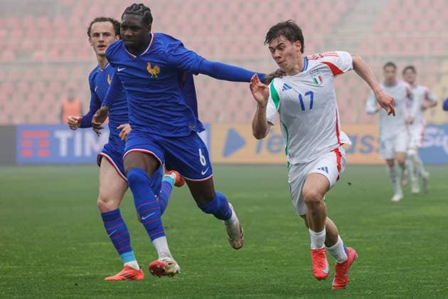 Catanzaro, Italy, 25th March 2025, Nicola Ceravolo Stadium: Lorenzo Venturino (17 Italy) and Jaydee Canvot (6 France) in action during the UEFA Under-19 Championship 2025, Elite Round, Group 5, match between Italy and France at Nicola Ceravolo Stadium, Italy. Francesco Farina SPP (FRANCESCO FARINA SPP) Copyright: xFRANCESCOxFARINAx xSPPx spp-en-FrFa-_O2A3648