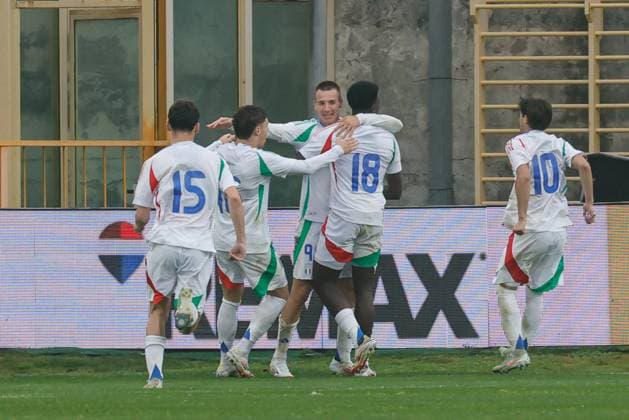 Catanzaro, Italy, 25th March 2025, Nicola Ceravolo Stadium: Italy team players celebrate after the goal scored by Jeff Ekhator (18 Italy) during the UEFA Under-19 Championship 2025, Elite Round, Group 5, match between Italy and France at Nicola Ceravolo Stadium, Italy. Francesco Farina SPP (FRANCESCO FARINA SPP) Copyright: xFRANCESCOxFARINAx xSPPx spp-en-FrFa-_O2A3982