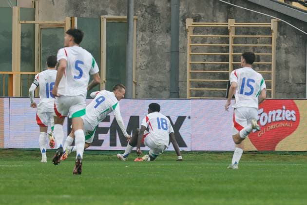 Catanzaro, Italy, 25th March 2025, Nicola Ceravolo Stadium: Italy team players celebrate after the goal scored by Jeff Ekhator (18 Italy) during the UEFA Under-19 Championship 2025, Elite Round, Group 5, match between Italy and France at Nicola Ceravolo Stadium, Italy. Francesco Farina SPP (FRANCESCO FARINA SPP) Copyright: xFRANCESCOxFARINAx xSPPx spp-en-FrFa-_O2A3977