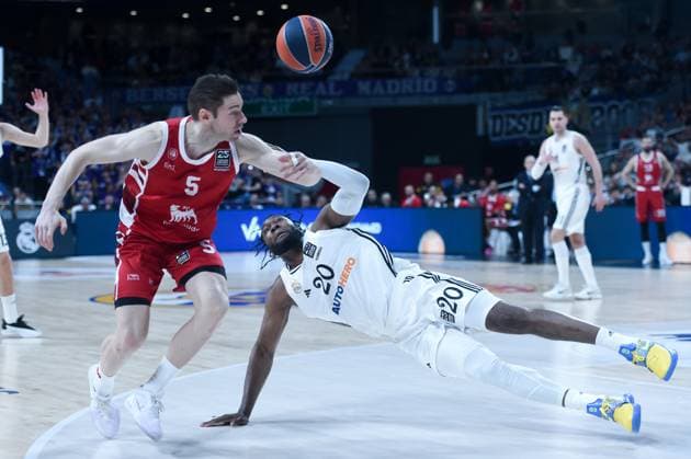 Sport Themen der Woche KW13 (250326) -- MADRID, March 26, 2025 -- Real Madrid s Bruno Fernando (R) vies with Olimpia Milano?s Fabien Causeur during the EuroLeague basketball match between Real Madrid and Olimpia Milano in Madrid, Spain, on March 25, 2025. (Photo by Xinhua) (SP)SPAIN-MADRID-BASKETBALL-EUROLEAGUE-REAL MADRID VS OLIMPIA MILANO GustavoxValiente 
